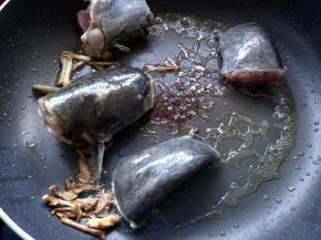 放入鲶鱼块，煎一会。