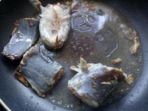 放入料酒，去除腥味。