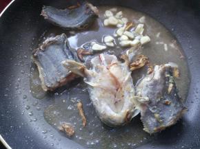 放入蒜瓣，翻炒均匀。