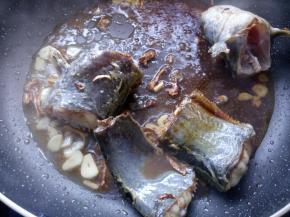 放入生抽调味。