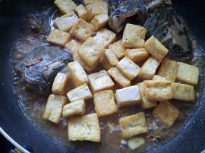放入煎好的豆腐块。