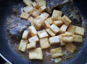 放入煎好的豆腐块。
