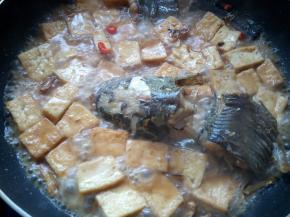 盖锅盖焖煮五分钟。