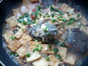 撒上少许葱花，关火。