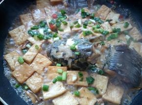 撒上少许葱花，关火。