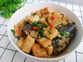 美味的鲶鱼烧豆腐做好了。