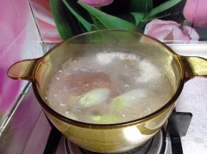 冷水加入葱段、姜片、料酒，放入腊肉煮20分钟（目的去盐、去腥）