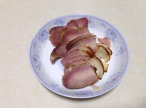 煮好的腊肉取出切片