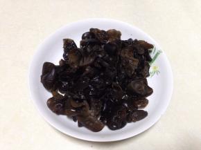 木耳提前泡发洗净控水备用