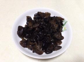 木耳提前泡发洗净控水备用