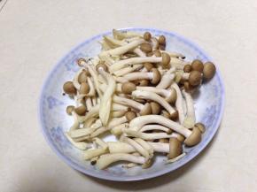 蟹味菇去根洗净备用