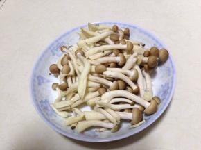 蟹味菇去根洗净备用