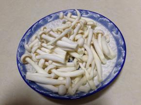 白玉菇去根洗净备用
