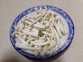 白玉菇去根洗净备用