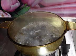 煮腊肉的水捞出葱、姜，倒入木耳焯水捞出备用