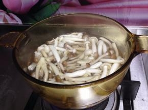 倒入双菇焯水捞出备用
