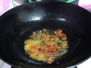 热锅凉油下入郫县豆瓣酱炒出红油
