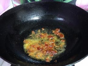 热锅凉油下入郫县豆瓣酱炒出红油