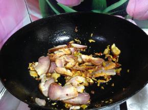 倒入腊肉炒匀