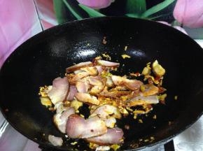 倒入腊肉炒匀