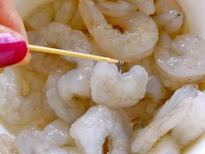 虾仁去虾线，洗干净备用