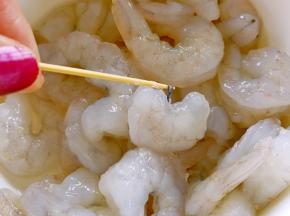 虾仁去虾线，洗干净备用