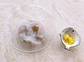 把虾仁剁成虾泥，生姜去皮剁碎