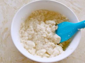 嫩豆腐用刮刀碾碎（将豆腐沥干水分）