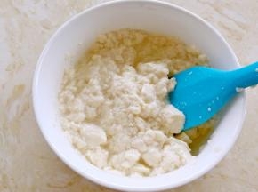 嫩豆腐用刮刀碾碎（将豆腐沥干水分）