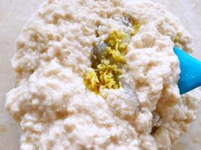 把沥干水分的虾仁泥和生姜碎放进豆腐里面