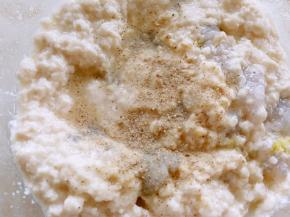 放入一点盐和白胡椒粉