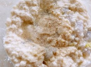 放入一点盐和白胡椒粉