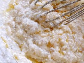 滴几滴香油和料酒，用蛋抽往一个方向搅打