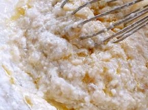 滴几滴香油和料酒，用蛋抽往一个方向搅打