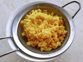 把小米用漏勺沥干水分