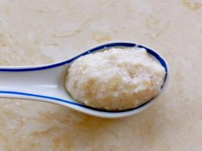 挖一勺虾泥放在勺子上面