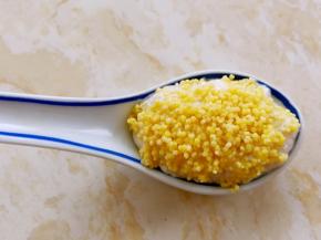 虾泥上面撒满小米