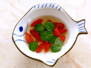 枸杞和薄荷叶洗干净备用