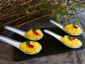 蒸好的小米豆腐虾丸上面用枸杞和薄荷叶装饰一下，美腻又美味哦