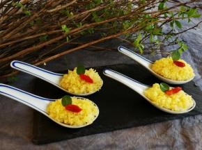蒸好的小米豆腐虾丸上面用枸杞和薄荷叶装饰一下，美腻又美味哦