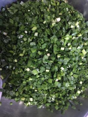 先放入适量的熟油拌匀，这样可以保持韭菜的水分