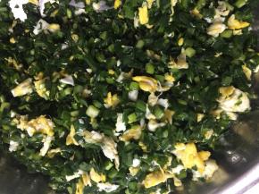 韭菜鸡蛋馅儿里加入盐、糖、鸡精拌匀。我家不喜欢吃虾仁，喜欢的在一步放一些虾仁，也是很鲜美的