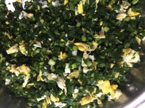 韭菜鸡蛋馅儿里加入盐、糖、鸡精拌匀。我家不喜欢吃虾仁，喜欢的在一步放一些虾仁，也是很鲜美的