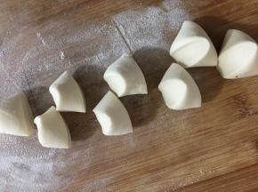 面团醒好了，揉至更光滑后用刀或用手分成等量大小的小剂子。我喜欢用刀切