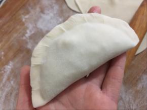 对折面皮，把边缘捏紧