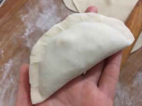 对折面皮，把边缘捏紧