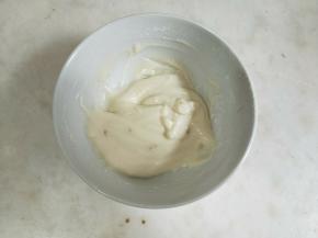 加入婴儿奶粉翻拌均匀。我用的是爱他美三段。