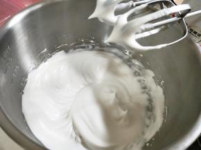 蛋清加细砂糖打至硬性发泡。