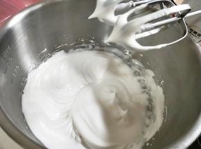 蛋清加细砂糖打至硬性发泡。