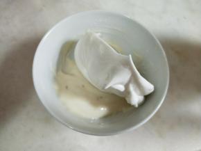 舀一勺蛋白霜与酸奶糊翻拌均匀。